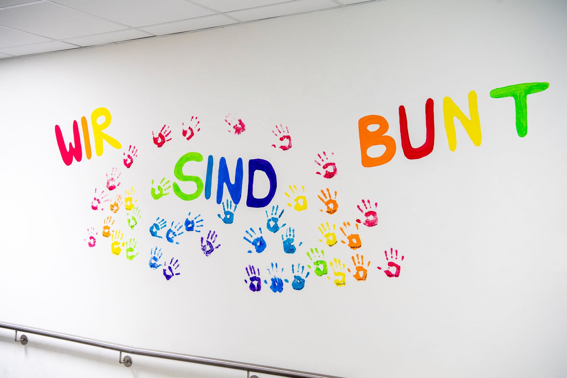 Bunter Schulflur mit der Aufschrift Wir sind bunt